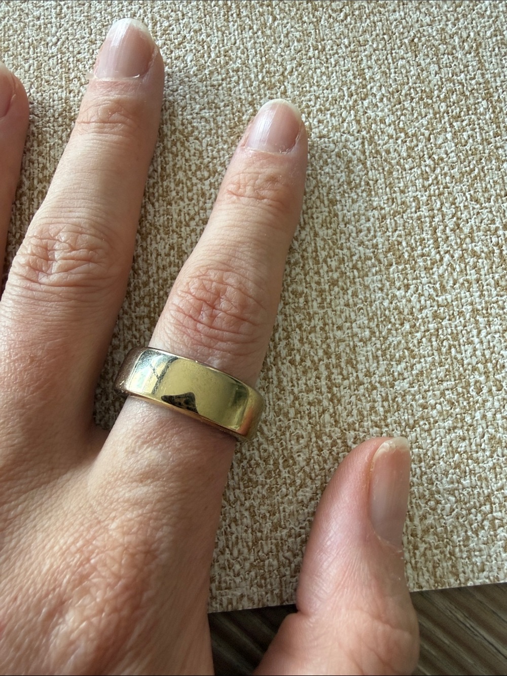 Oura ring gen 3 gold size 8 with charger good condition